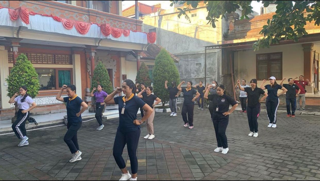 Senam Sewaka Dharma yang di ikuti oleh seluruh pegawai.
