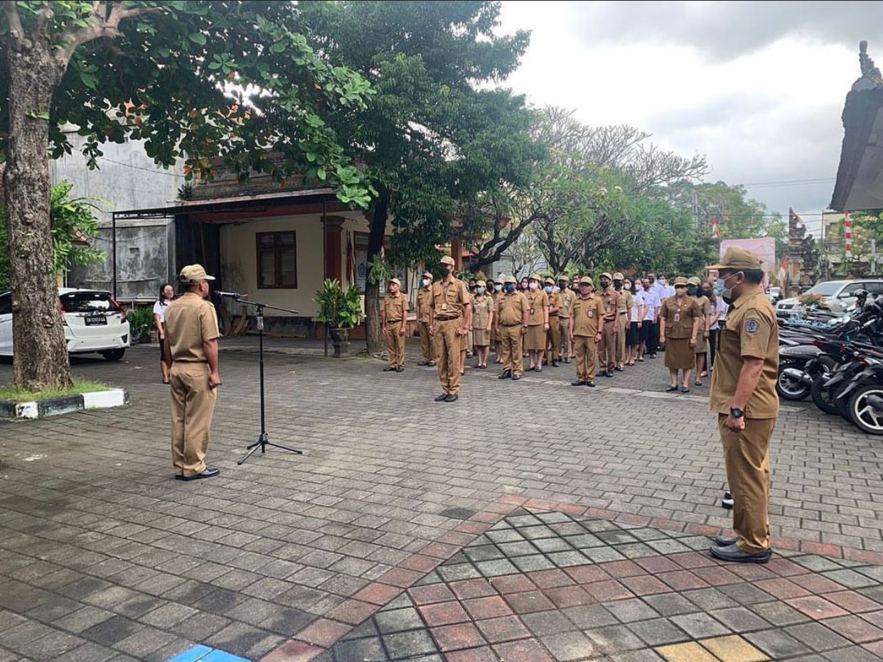 Apel Disiplin yang rutin di laksanakan di halaman kantor DPMD Kota Denpasar