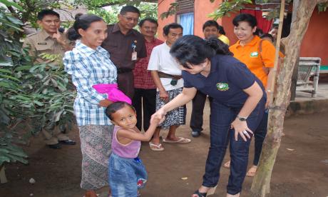 PEDULI RTM, NY. SELLY D. MANTRA LANGSUNG KE RUMAH-RUMAH SERAHKAN SEMBAKO