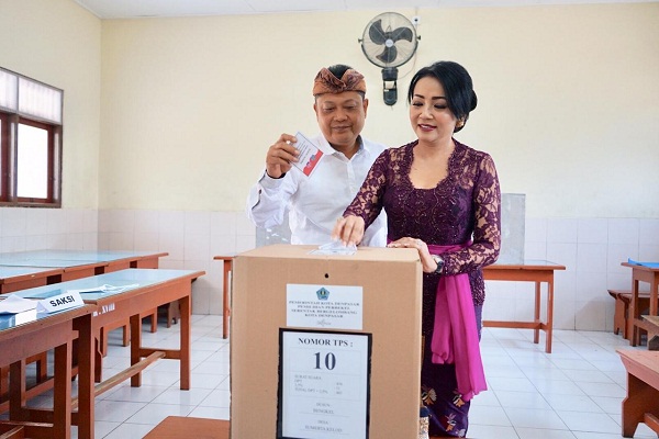 Rai Mantra "Nyoblos" di TPS 10 Desa Sumerta Kelod, Datang Bersama Ny. Selly, Ajak Bangun Desa Jaga Rasa "Menyama Braya"