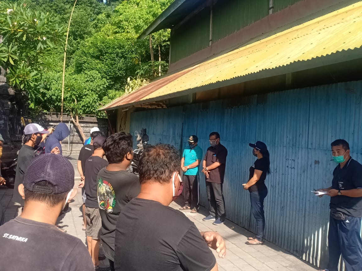 Memberikan semangat dan motivasi kepada satgas lingkungan dan desa dauh puri kauh.