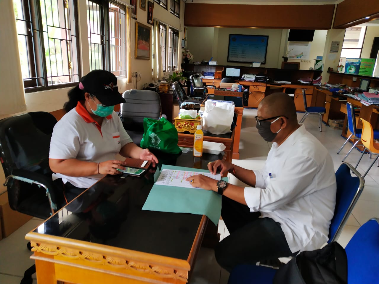 Koordinasi di kelurahan Sesetan Terkait Penyampaian Data Pekerja Informal Terdampak COVID - 19