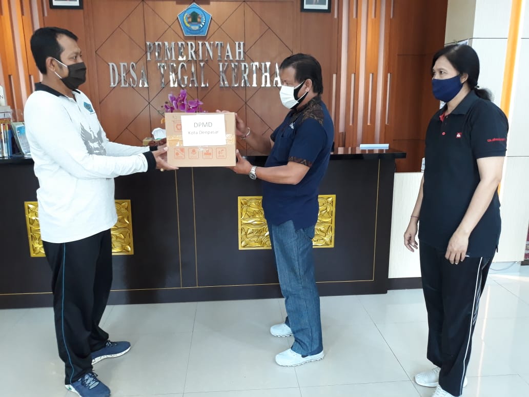 Penyerahan Masker ke Bapak Angkat di Desa Tegal Kertha