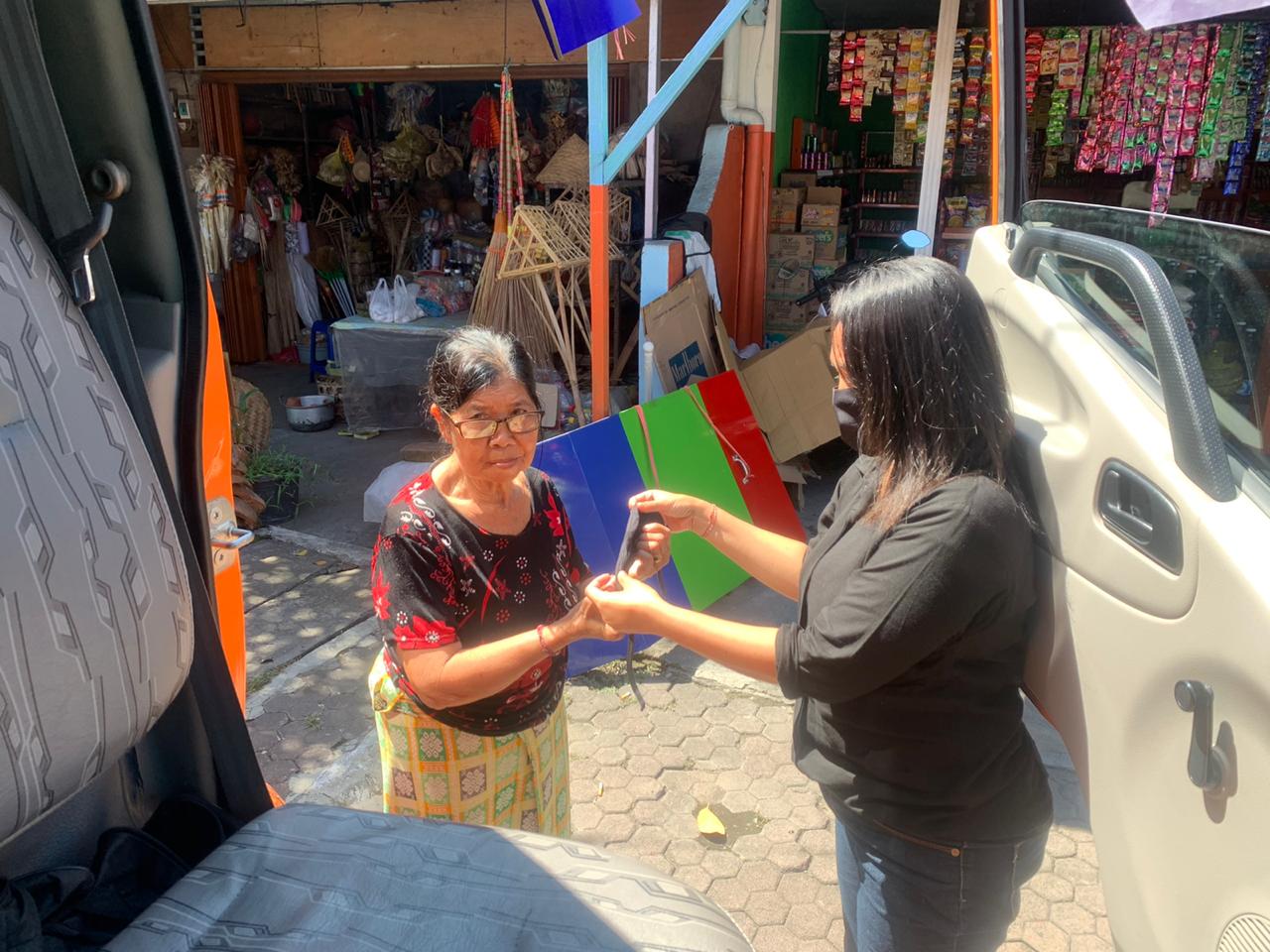 Pembagian masker kepada  masyarakat kota denpasar