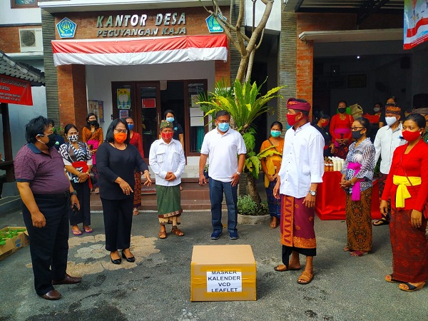 PKK Serahkan Bantuan Di Peguyangan Kaja, Kepala DPMD IB Alit Wiradana Ajak Tumbuhkan Rasa Kepedulian