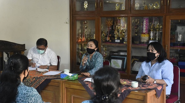 Bantu Masyarakat Terdampak COVID-19, TP PKK Kota Denpasar Salurkan Bantuan ke Desa Kelurahan di Kota Denpasar