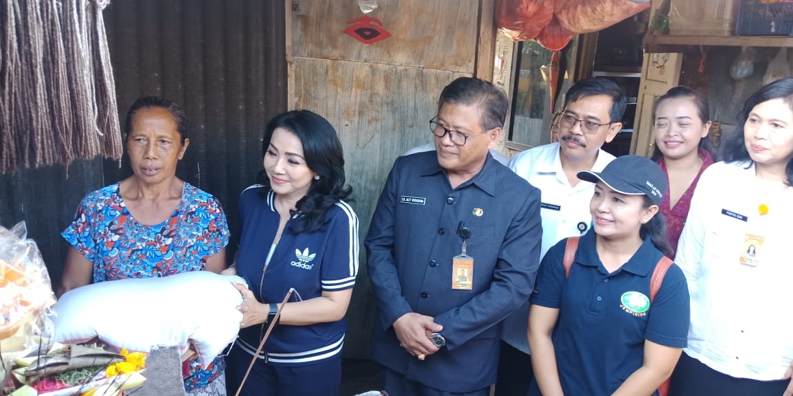 Ny. Selly Mantra menyerahkaan sembako di kelurahan sumerta