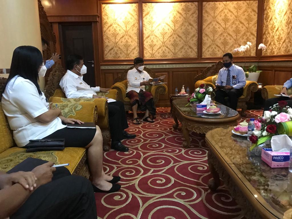 Mendampingi Bpk Wakil menerima Ka. Kantor Perbendaharaan  Prov Bali terkait kebijakan Fiskal Daerah dan TKDD