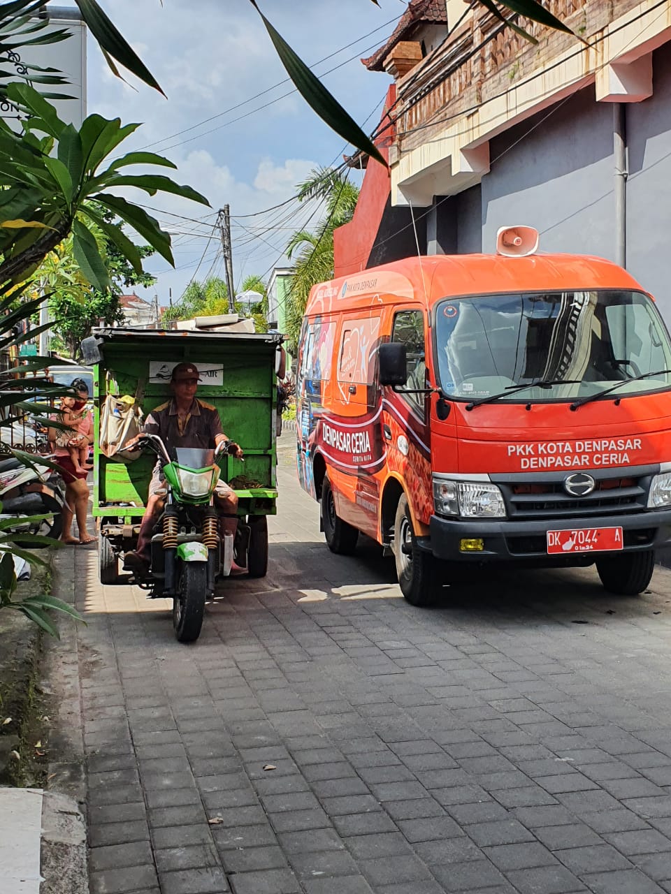 Sosialisasi Si Meling Ceria mengenain Covid-19 di Desa Tegal Kertha