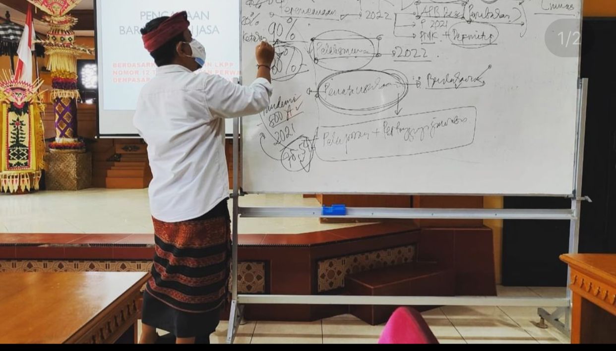 Memberikan pelatihan Pelaksana Pengelolaan Keuangan Desa dan Tim Pengelola Kegiatan di Desa Sumerta Kauh