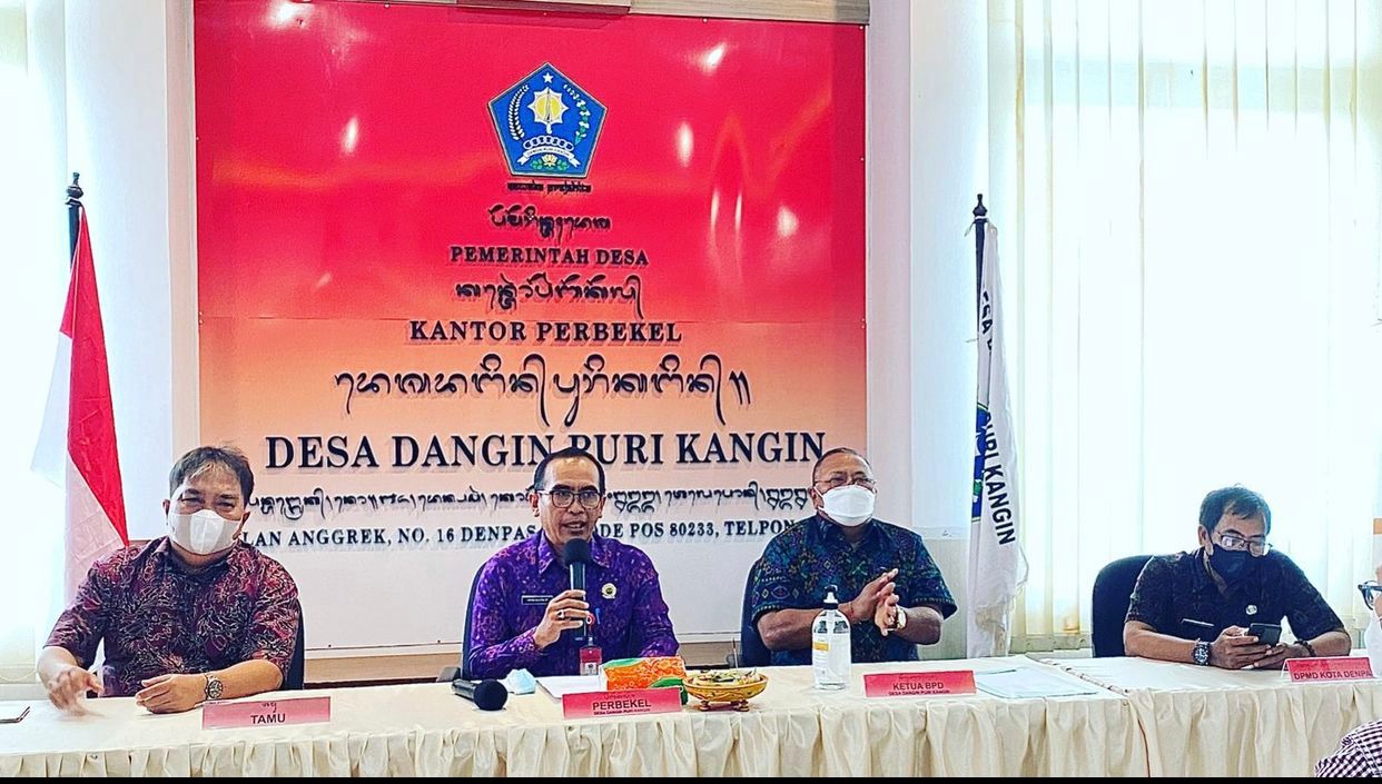 menerimaan kunjungan dari Walikota Bitung di Kantor Desa Dangin Puri Kangin