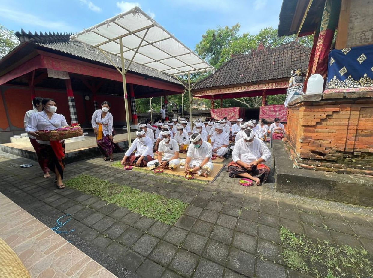 Persembahyangan bersama dalam hari Tumpek Uye 