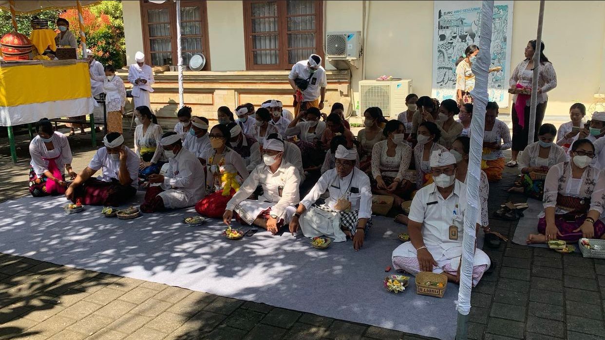 Upakara Piodalan ring Dinas Pemberdayaan Masyarakat Dan Desa Kota Denpasar,