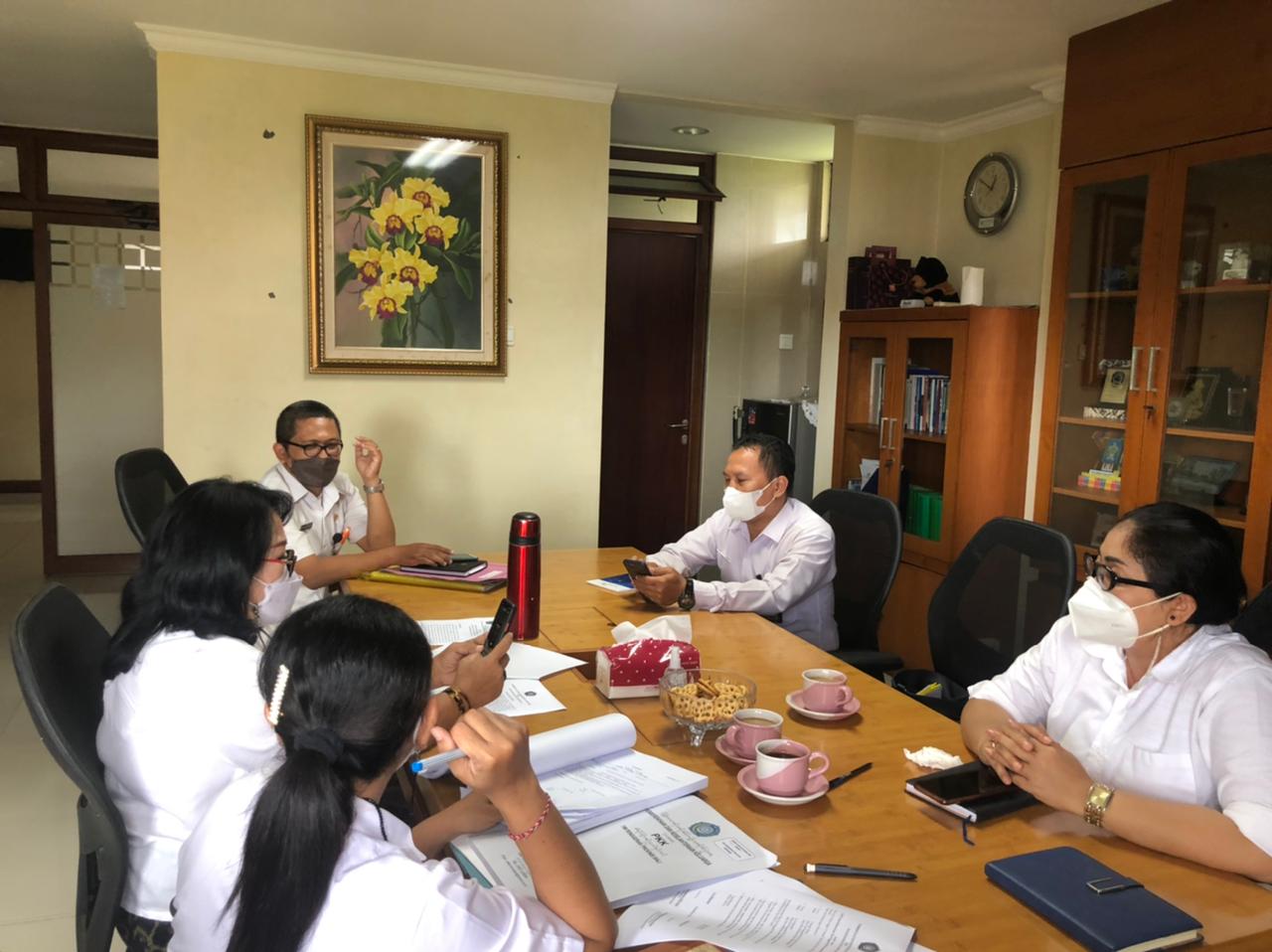 Koordinasi dengan Ibu Sekretaris PKK tentang tata naskah dan berita acara Pelantikan Ketua TP PKK