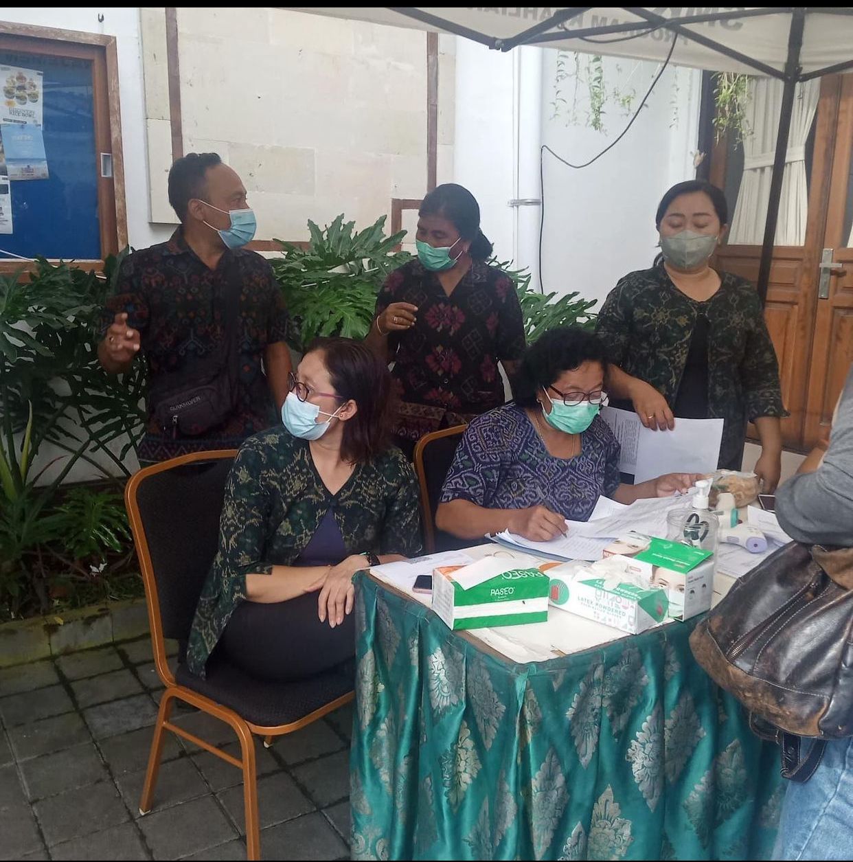 Pengawasan vaksin booster di wilayah bapak angkat Desa Tegal Kertha.