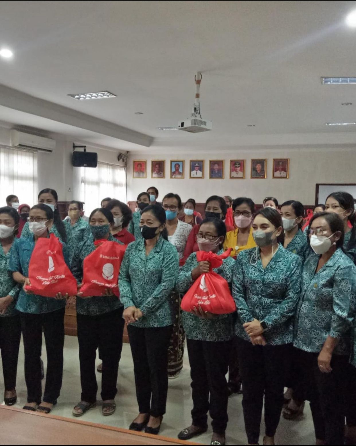 Penyerahan Sembako kepada Kader PKK di Kecamatan Densel,Denut dan Dentim