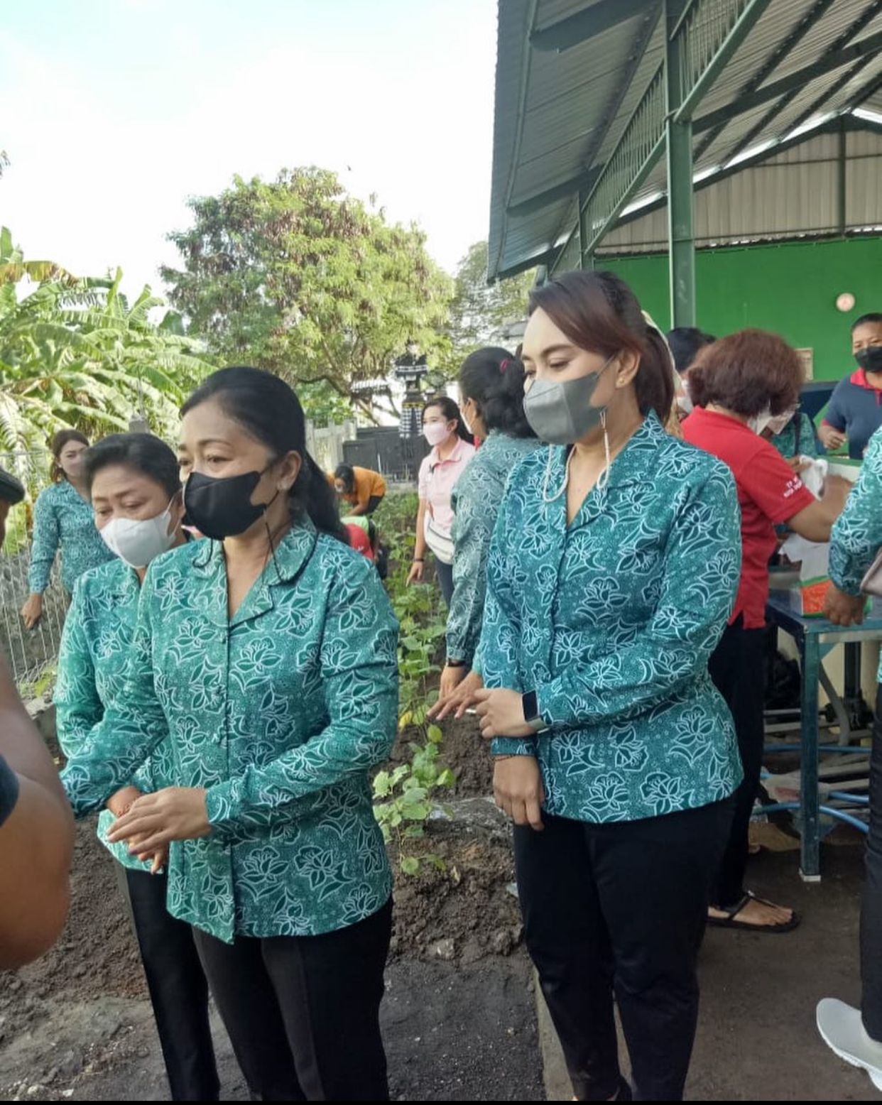 Penanaman pohon di TPS3R Paku Sari