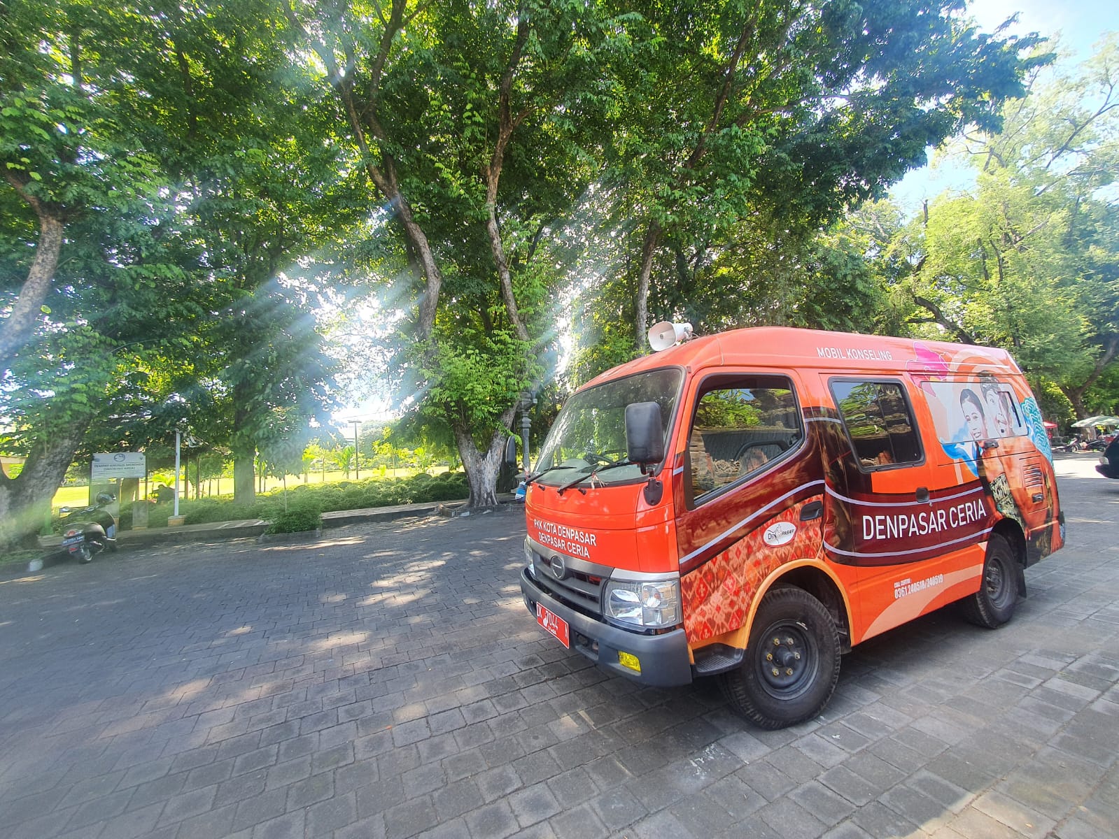 Sosialisasi keliling mengenai layanan konseling Mobil Ceria Denpasar di Lapangan Puputan